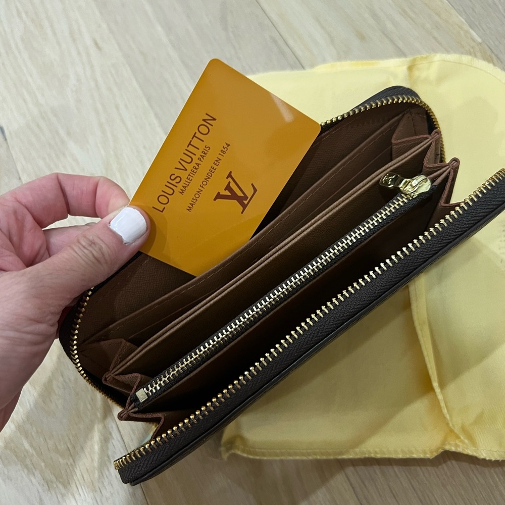 High quality ‘superfake’ Louis Vuitton Monogram Zip Wallet in Brown and Gold - Picture 6 of 7